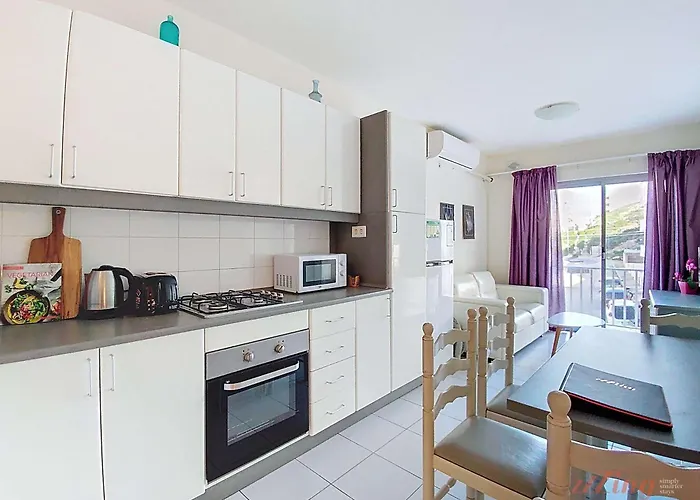 Bright Flat In شقة *